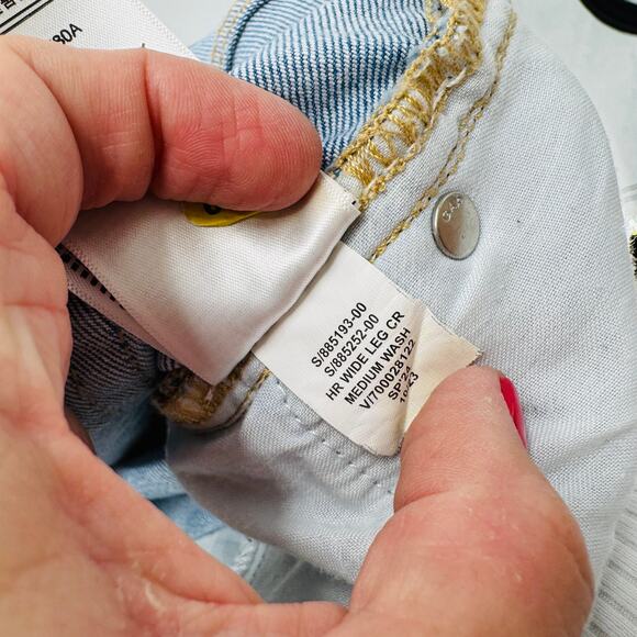 GAP High Rise Wide Leg Crop Jeans Light Wash Raw Hem Denim Size 12R - Picture 6 of 9